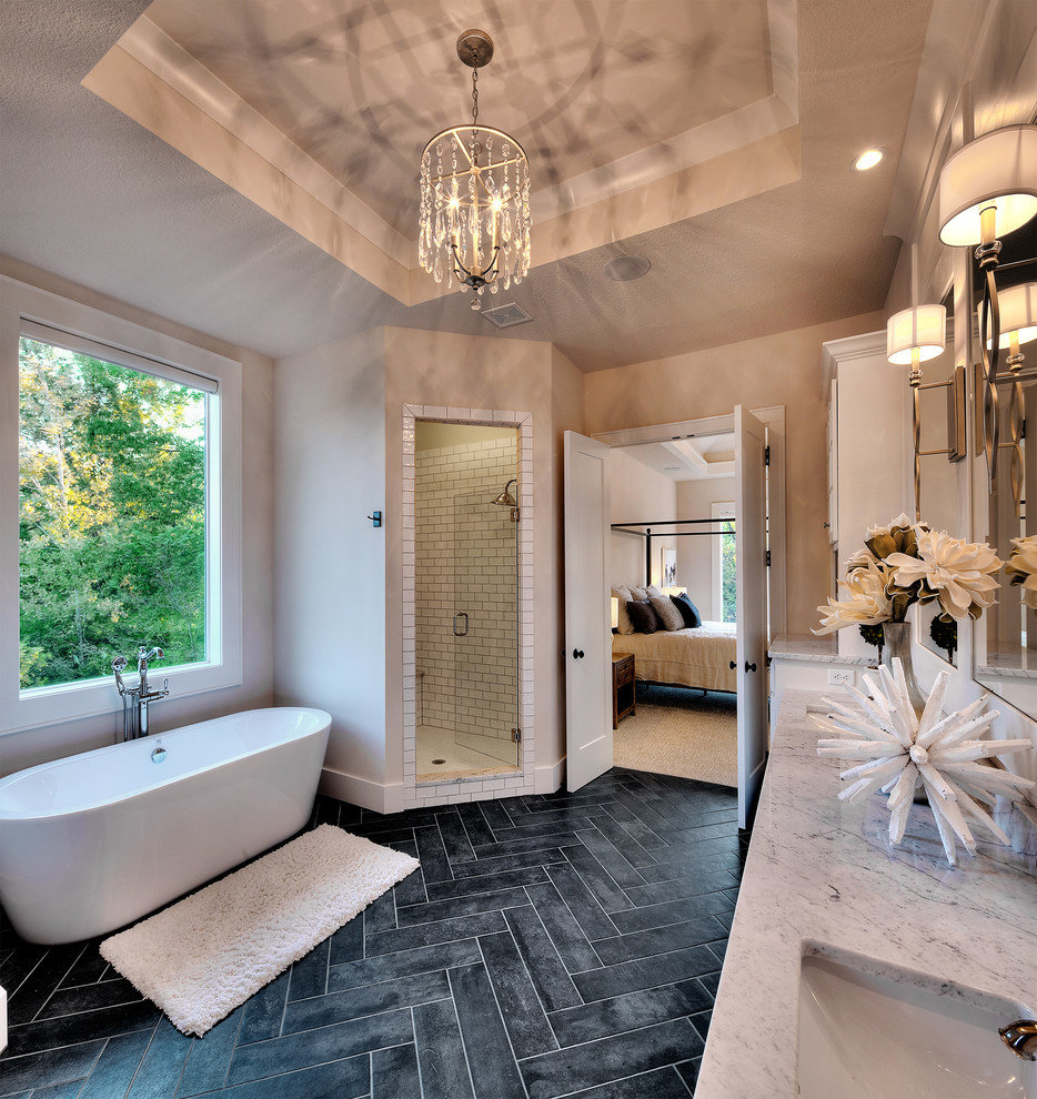 Immagine di un'ampia stanza da bagno padronale minimal con ante lisce, ante bianche, vasca freestanding, pareti beige, pavimento con piastrelle in ceramica e top in granito