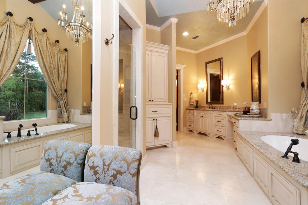 На фото: огромная ванная комната в классическом стиле с бежевыми стенами и полновстраиваемой ванной