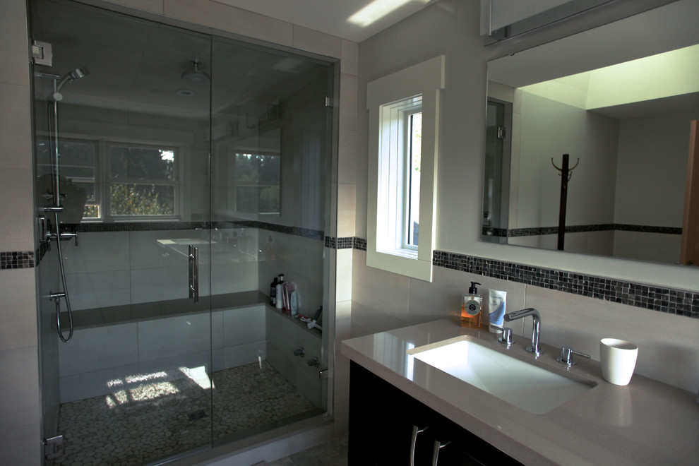 Foto di una stanza da bagno padronale moderna di medie dimensioni con lavabo sottopiano, ante con riquadro incassato, ante in legno bruno, top in granito, piastrelle bianche, piastrelle in ceramica e pareti bianche