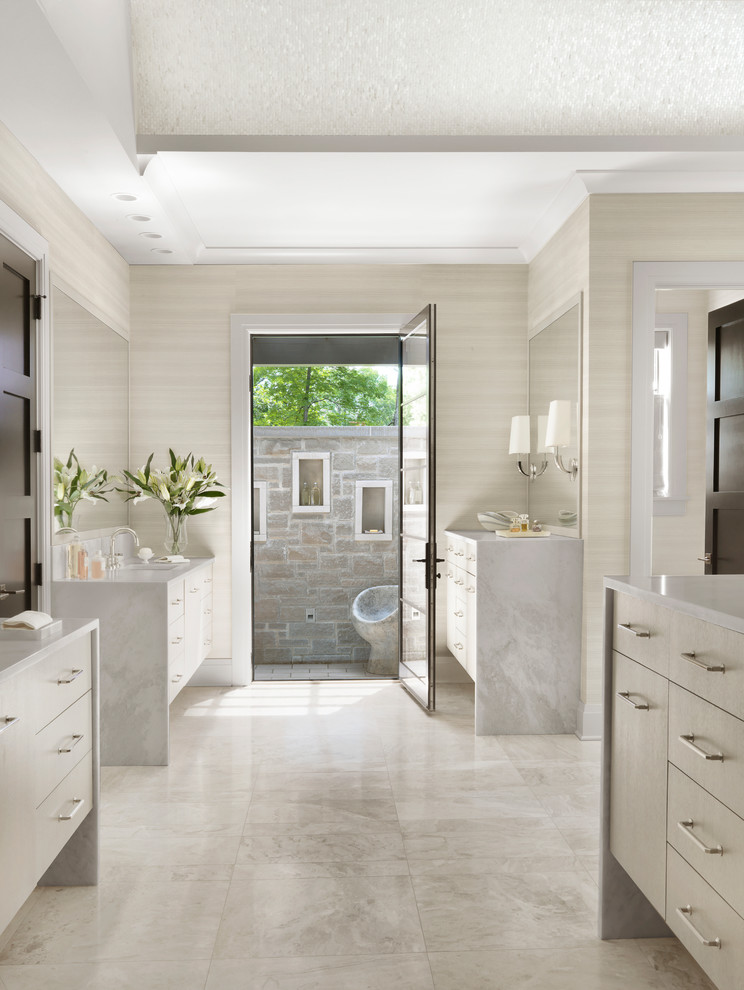 Diseño de cuarto de baño principal y beige y blanco clásico renovado con armarios con paneles lisos, puertas de armario de madera clara, paredes beige, lavabo bajoencimera, suelo blanco y encimeras blancas