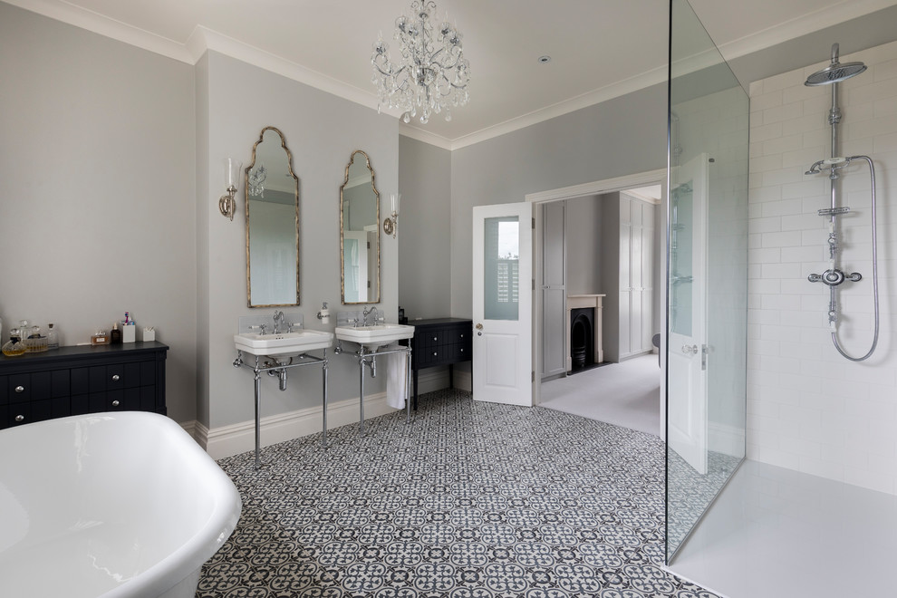 Mittelgroßes Klassisches Badezimmer mit Löwenfuß-Badewanne, offener Dusche, grauer Wandfarbe, Keramikboden, Waschtischkonsole und offener Dusche in London