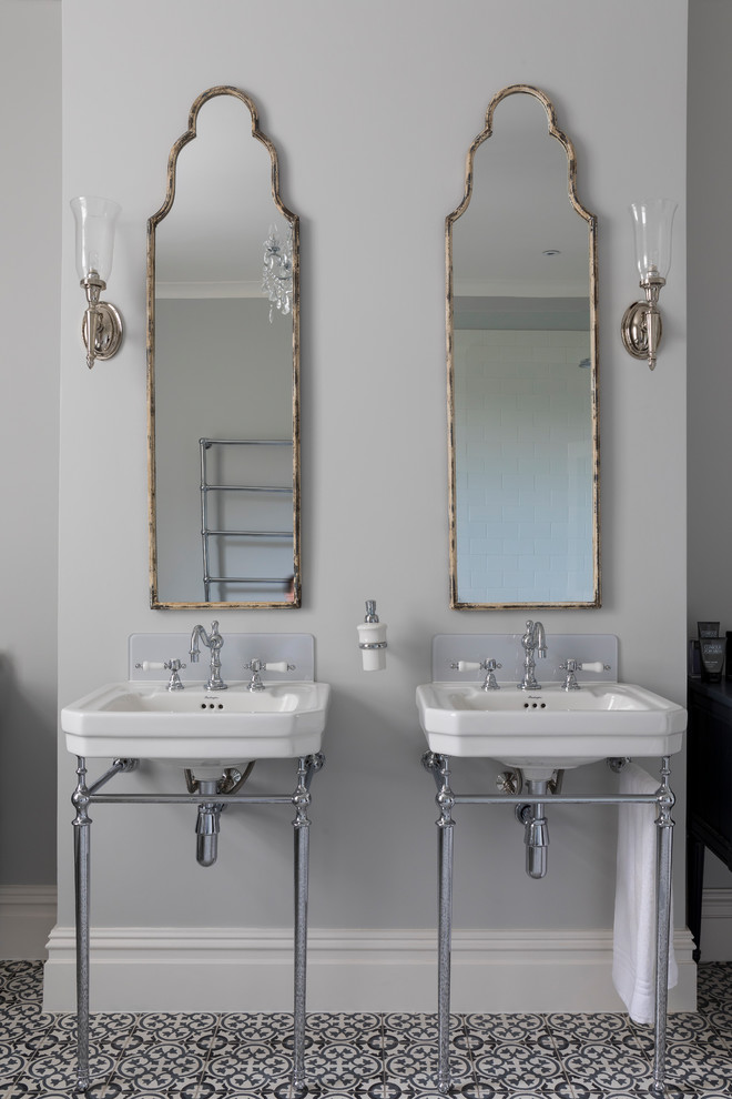 Свежая идея для дизайна: ванная комната в стиле неоклассика (современная классика) с серой плиткой, серыми стенами, консольной раковиной и разноцветным полом - отличное фото интерьера