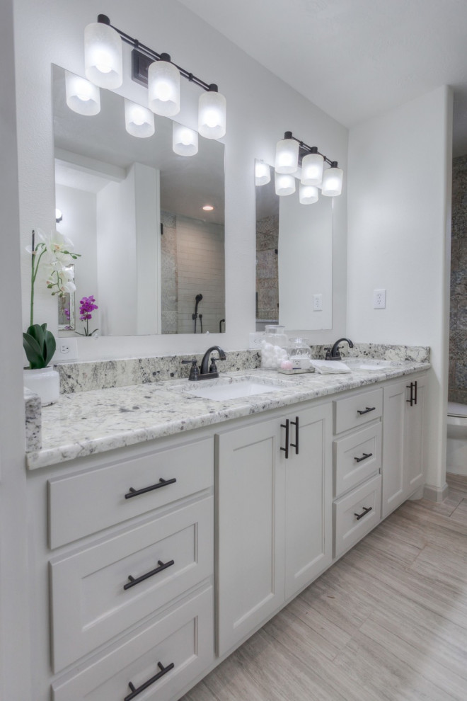 Exempel på ett medelhavsstil flerfärgad flerfärgat en-suite badrum, med skåp i shakerstil, grå skåp, en toalettstol med hel cisternkåpa, vita väggar, klinkergolv i porslin, ett undermonterad handfat och granitbänkskiva