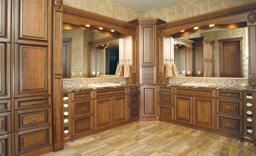 Идея дизайна: большая главная ванная комната в классическом стиле с фасадами с выступающей филенкой, темными деревянными фасадами, бежевыми стенами, полом из керамической плитки, накладной раковиной и столешницей из гранита