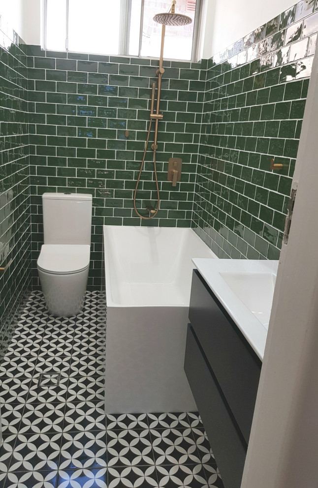 Пример оригинального дизайна: маленькая главная ванная комната в современном стиле с черными фасадами, отдельно стоящей ванной, унитазом-моноблоком, зеленой плиткой, керамической плиткой, полом из керамогранита, черным полом, белой столешницей, тумбой под одну раковину и подвесной тумбой для на участке и в саду