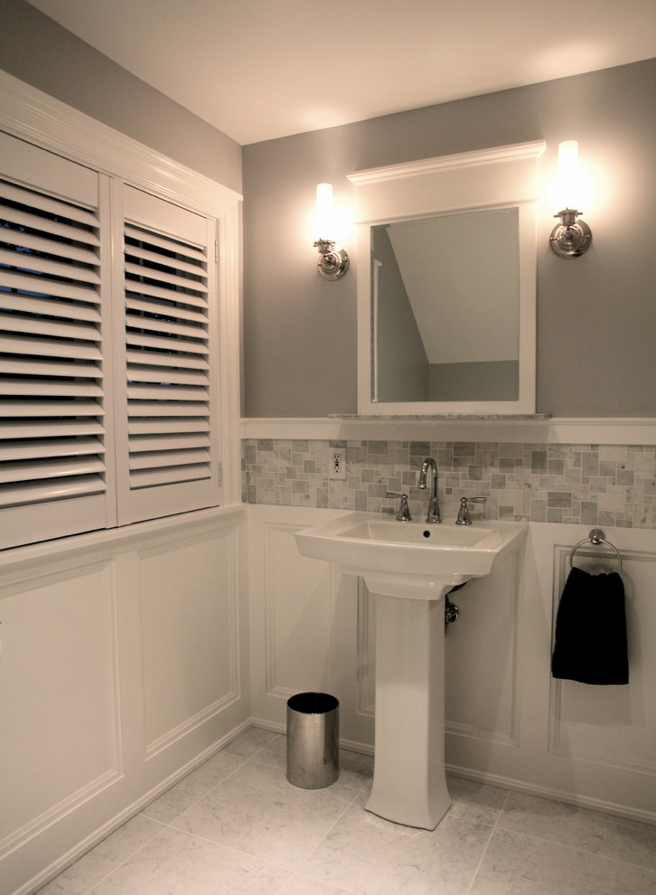 Inspiration för mellanstora klassiska badrum med dusch, med luckor med lamellpanel, vita skåp, stenkakel, klinkergolv i porslin, ett piedestal handfat och vitt golv