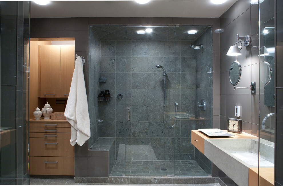 Идея дизайна: ванная комната в современном стиле с плоскими фасадами, светлыми деревянными фасадами, душем в нише, серой плиткой, серыми стенами и раковиной с несколькими смесителями