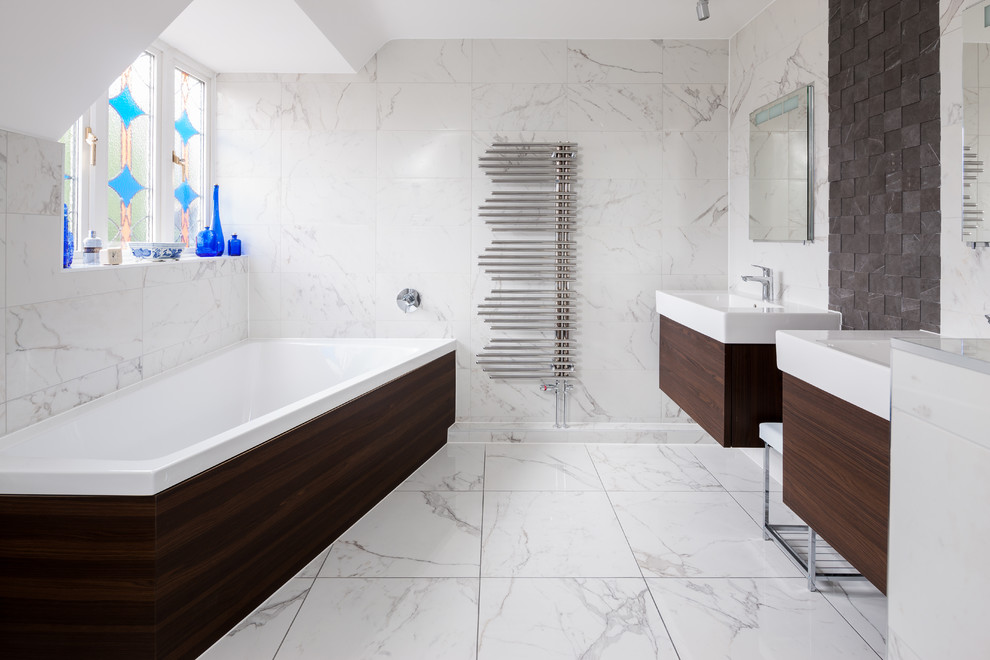 Idée de décoration pour une salle de bain design avec un carrelage blanc, des carreaux de porcelaine, un sol en carrelage de porcelaine et un sol blanc.