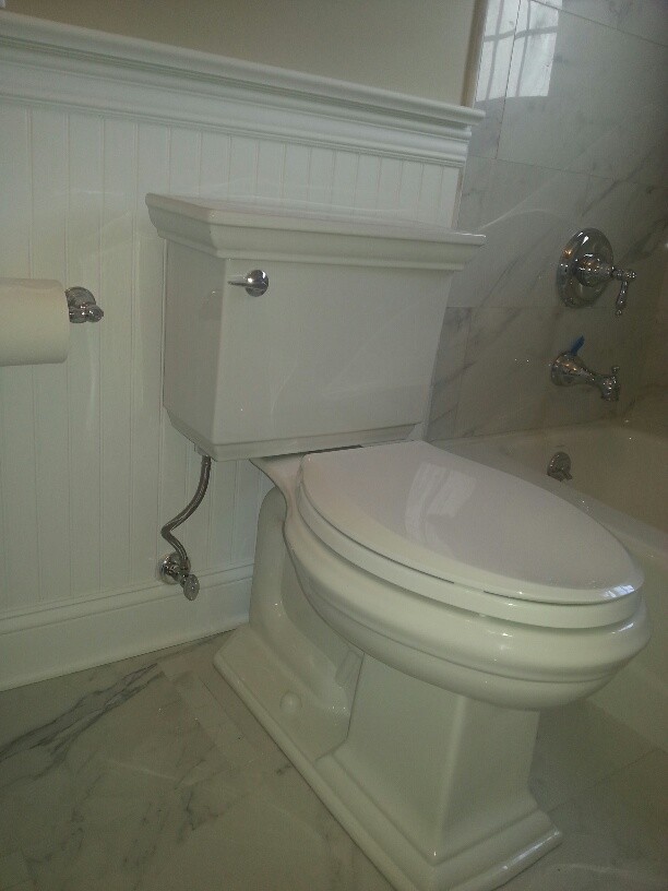 Exemple d'une petite salle de bain chic pour enfant avec WC séparés.