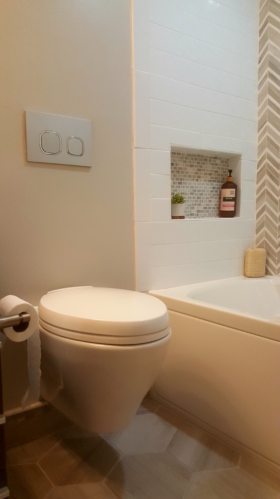 Modern inredning av ett mellanstort badrum med dusch, med ett badkar i en alkov, en dusch/badkar-kombination, en vägghängd toalettstol, flerfärgad kakel, mosaik, beige väggar, laminatgolv, beiget golv och dusch med duschdraperi