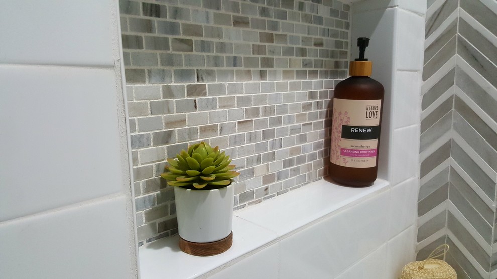 Exempel på ett mellanstort modernt badrum med dusch, med ett badkar i en alkov, en dusch/badkar-kombination, en vägghängd toalettstol, flerfärgad kakel, mosaik, beige väggar, laminatgolv, beiget golv och dusch med duschdraperi