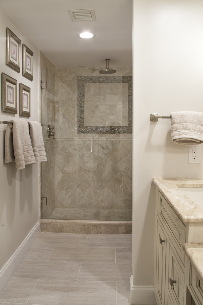 Foto de cuarto de baño principal marinero de tamaño medio con armarios con paneles empotrados, puertas de armario de madera clara, ducha empotrada, paredes blancas y lavabo bajoencimera