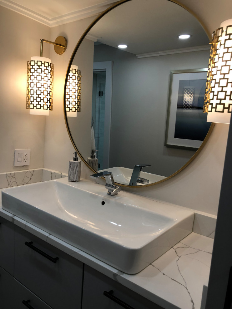 Mittelgroßes Maritimes Badezimmer mit flächenbündigen Schrankfronten, grauen Schränken, Vinylboden, Quarzwerkstein-Waschtisch, grauem Boden, weißer Waschtischplatte, Einzelwaschbecken und schwebendem Waschtisch in Miami