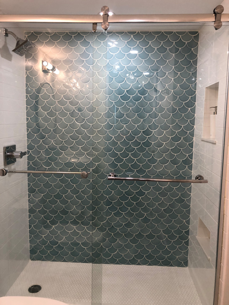 Mittelgroßes Maritimes Badezimmer mit Duschnische, weißer Wandfarbe und Schiebetür-Duschabtrennung in Miami