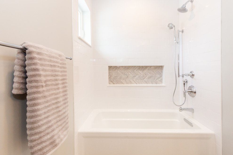 Источник вдохновения для домашнего уюта: ванная комната среднего размера в современном стиле с фасадами с утопленной филенкой, темными деревянными фасадами, ванной в нише, душем в нише, унитазом-моноблоком, белой плиткой, керамической плиткой, серыми стенами, полом из керамогранита, душевой кабиной, врезной раковиной, столешницей из искусственного кварца, разноцветным полом, открытым душем и белой столешницей