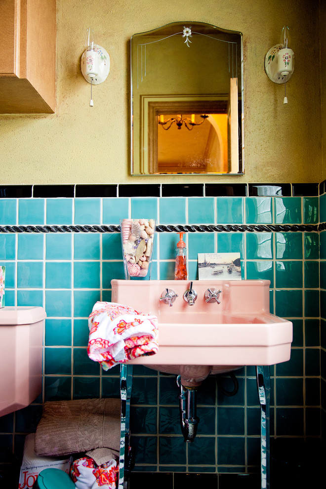 Ispirazione per una stanza da bagno mediterranea con lavabo a consolle e piastrelle blu