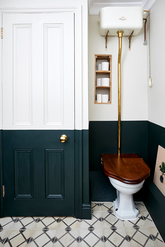 ロンドンにある小さなヴィクトリアン調のおしゃれな浴室 (分離型トイレ、マルチカラーの壁、セラミックタイルの床、マルチカラーの床、青いタイル、白いタイル) の写真