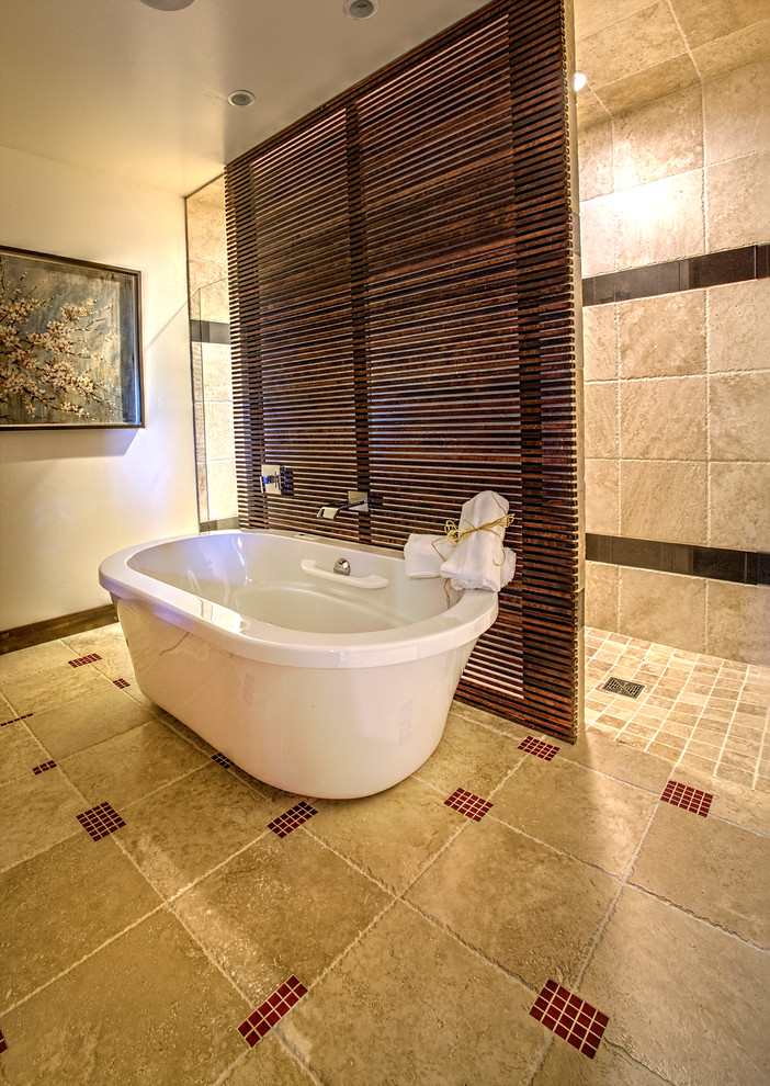 Inspiration för ett mellanstort funkis en-suite badrum, med möbel-liknande, granitbänkskiva, ett fristående badkar, en kantlös dusch, flerfärgad kakel, stenkakel, vita väggar och travertin golv