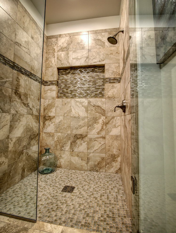Inspiration för ett mellanstort rustikt badrum, med ett fristående handfat, möbel-liknande, granitbänkskiva, en kantlös dusch, en toalettstol med separat cisternkåpa, flerfärgad kakel, stenkakel, vita väggar och mosaikgolv