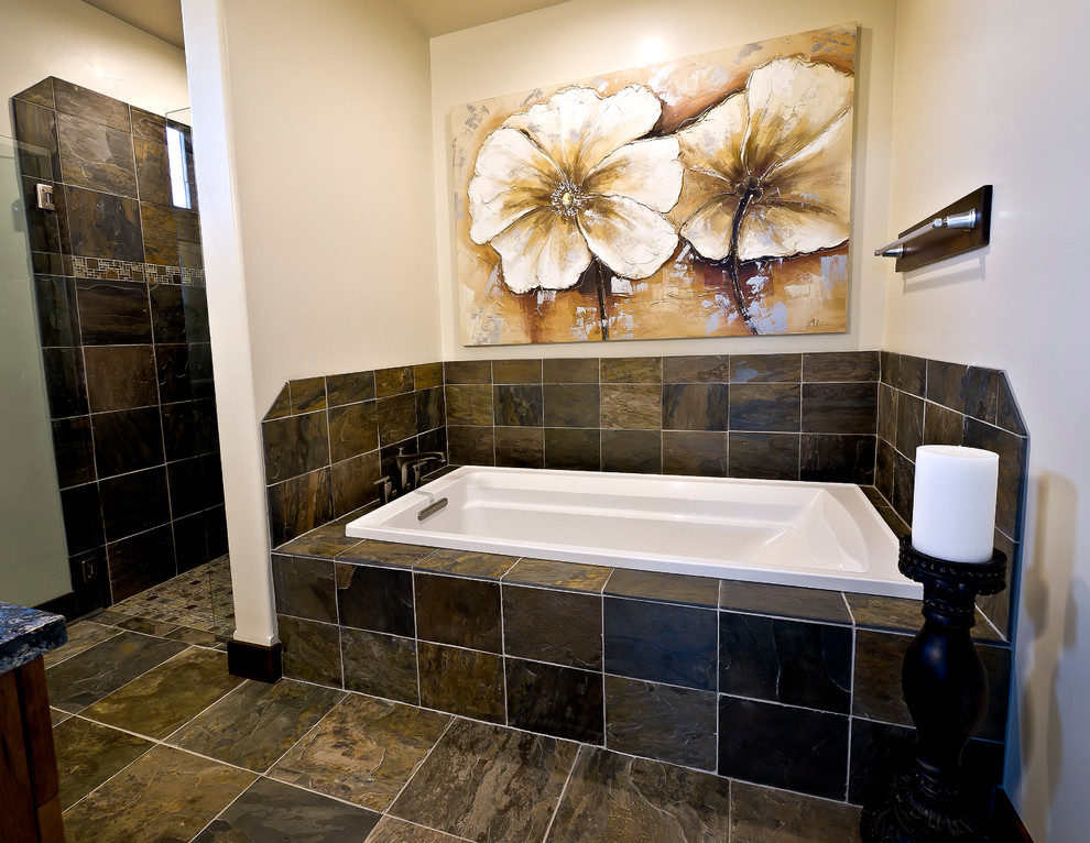 Cette image montre une salle de bain chalet de taille moyenne avec une vasque, un placard en trompe-l'oeil, un plan de toilette en granite, une baignoire posée, une douche à l'italienne, WC séparés, un carrelage multicolore, un carrelage de pierre, un mur blanc et un sol en ardoise.
