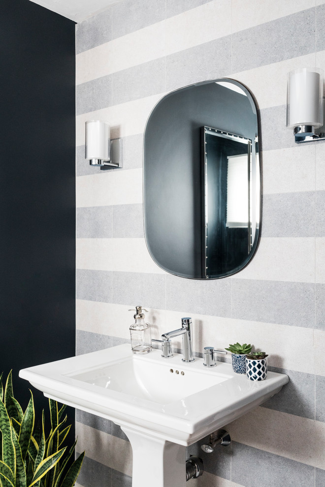 На фото: ванная комната среднего размера в морском стиле с унитазом-моноблоком, синими стенами, полом из керамической плитки, душевой кабиной, раковиной с пьедесталом и белым полом