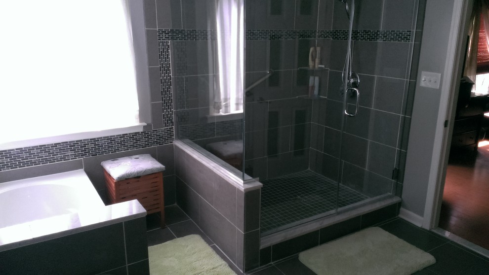 Свежая идея для дизайна: большая главная ванная комната в стиле неоклассика (современная классика) с угловой ванной, угловым душем, фасадами с выступающей филенкой, темными деревянными фасадами, мраморной столешницей, серой плиткой, серыми стенами, керамической плиткой и полом из керамической плитки - отличное фото интерьера