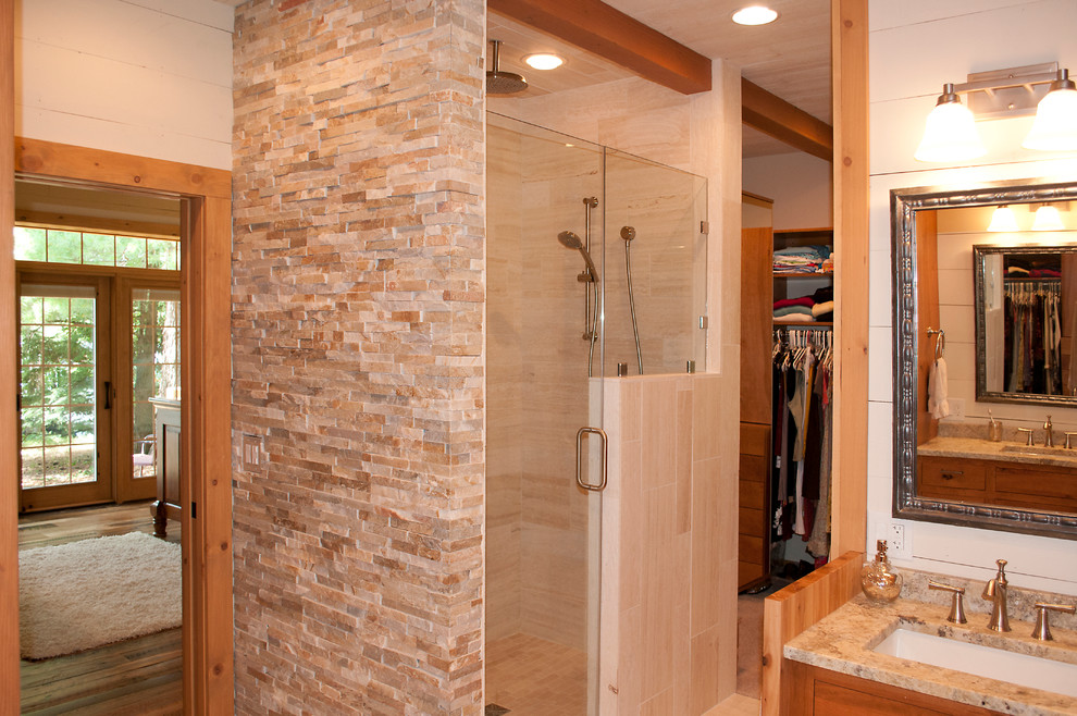 Cette photo montre une salle de bain principale montagne en bois brun de taille moyenne avec une douche d'angle, un mur blanc, un plan de toilette en granite, un placard à porte plane, un lavabo encastré et une baignoire indépendante.
