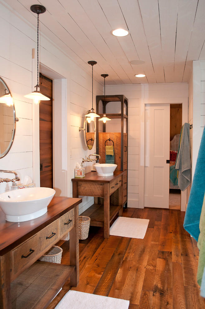 Immagine di una stanza da bagno padronale rustica di medie dimensioni con ante in legno scuro, doccia ad angolo, pareti bianche, lavabo a bacinella, top in legno e ante lisce