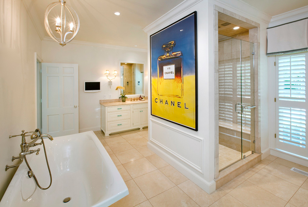 На фото: ванная комната в классическом стиле с душем в нише и отдельно стоящей ванной