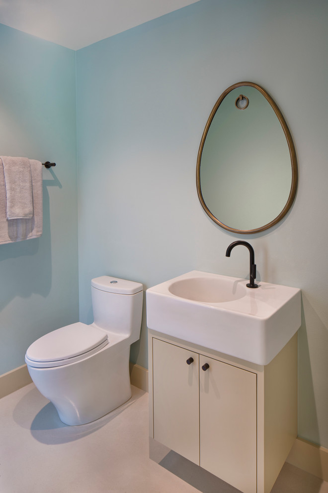 オースティンにある小さなコンテンポラリースタイルのおしゃれなバスルーム (浴槽なし) (ベージュのキャビネット、人工大理石カウンター、一体型トイレ	) の写真