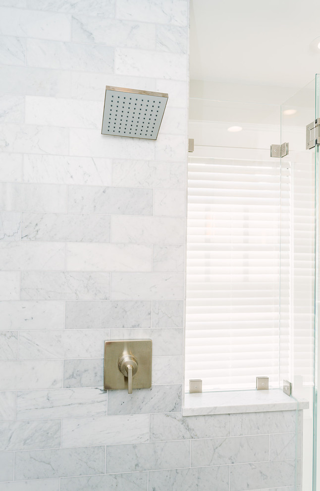 Bild på ett stort vintage grå grått en-suite badrum, med luckor med infälld panel, grå skåp, en kantlös dusch, grå kakel, marmorkakel, vita väggar, marmorgolv, ett undermonterad handfat, marmorbänkskiva, grått golv och dusch med gångjärnsdörr