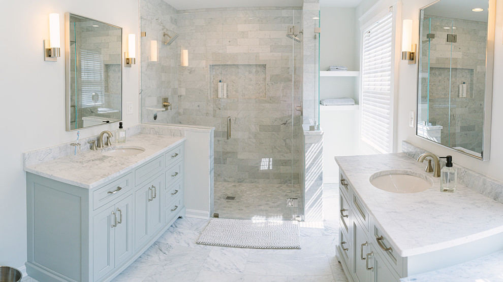 Пример оригинального дизайна: большая главная ванная комната в стиле неоклассика (современная классика) с фасадами с утопленной филенкой, серыми фасадами, душем без бортиков, серой плиткой, мраморной плиткой, белыми стенами, мраморным полом, врезной раковиной, мраморной столешницей, серым полом, душем с распашными дверями и серой столешницей