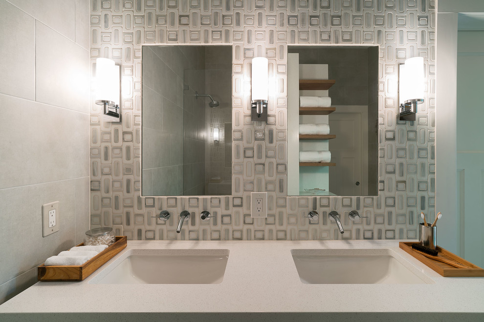 Inspiration pour une salle de bain principale traditionnelle de taille moyenne avec un carrelage gris, un lavabo encastré et un plan de toilette en quartz.
