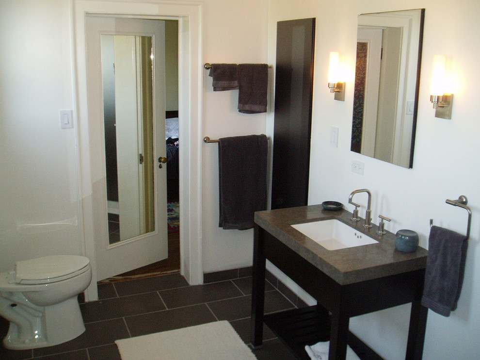 Bild på ett stort funkis en-suite badrum, med öppna hyllor, svarta skåp, ett undermonterat badkar, våtrum, en toalettstol med separat cisternkåpa, blå kakel, keramikplattor, vita väggar, klinkergolv i porslin, ett undermonterad handfat, bänkskiva i betong, grått golv och med dusch som är öppen