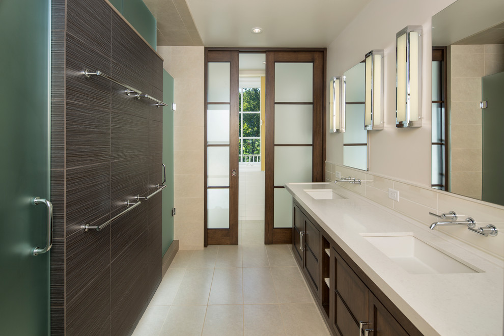 На фото: ванная комната в современном стиле с фасадами с утопленной филенкой, угловым душем, врезной раковиной и душем с распашными дверями с