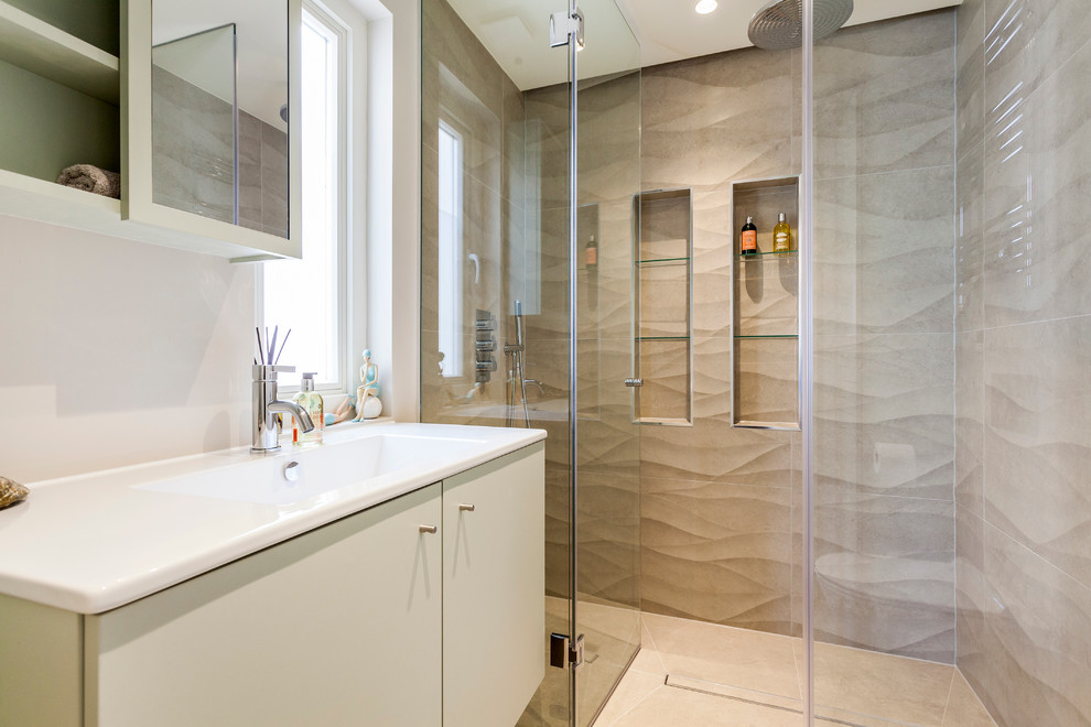 Ispirazione per una stanza da bagno design di medie dimensioni con pareti bianche e pavimento con piastrelle in ceramica
