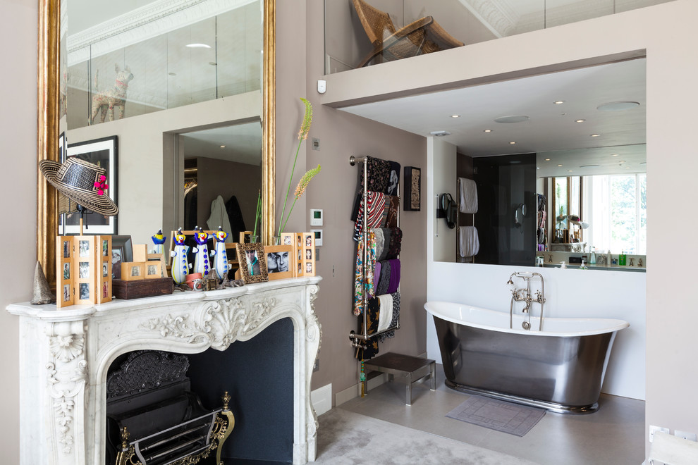 Foto di una stanza da bagno padronale minimalista di medie dimensioni con vasca freestanding, pareti marroni e pavimento con piastrelle in ceramica
