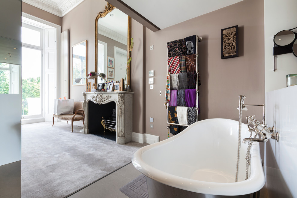 Ejemplo de cuarto de baño principal moderno de tamaño medio con bañera exenta, paredes marrones y suelo de baldosas de cerámica