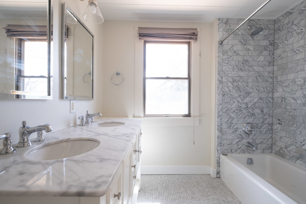 Idéer för mellanstora lantliga vitt en-suite badrum, med luckor med upphöjd panel, vita skåp, ett badkar i en alkov, en dusch/badkar-kombination, en toalettstol med separat cisternkåpa, beige kakel, marmorkakel, vita väggar, marmorgolv, ett undermonterad handfat, marmorbänkskiva, vitt golv och dusch med duschdraperi