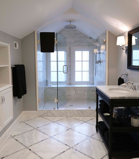 Foto på ett mellanstort funkis vit en-suite badrum, med en dusch i en alkov, grå kakel, vit kakel, marmorkakel, grå väggar, marmorgolv, ett undermonterad handfat, marmorbänkskiva, grått golv, möbel-liknande, svarta skåp och dusch med gångjärnsdörr