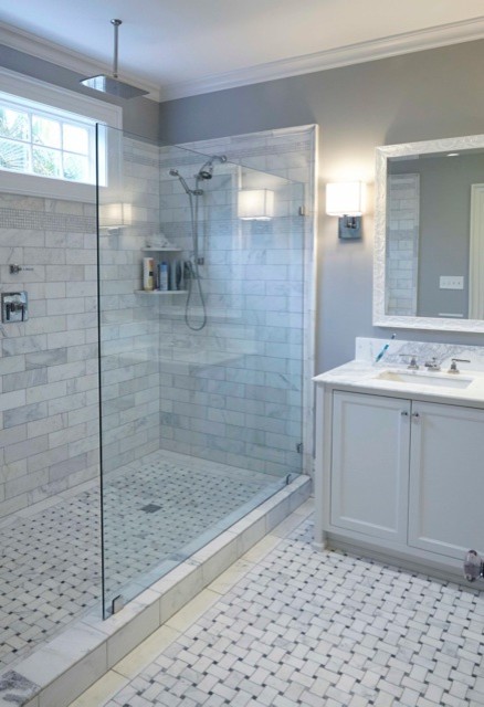 Idéer för ett stort modernt vit en-suite badrum, med luckor med infälld panel, vita skåp, en dusch i en alkov, grå kakel, vit kakel, marmorkakel, grå väggar, marmorgolv, ett undermonterad handfat, marmorbänkskiva, grått golv och med dusch som är öppen