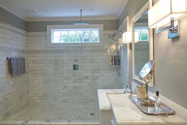 Стильный дизайн: большая главная ванная комната в современном стиле с фасадами с утопленной филенкой, белыми фасадами, душем в нише, серой плиткой, белой плиткой, мраморной плиткой, серыми стенами, врезной раковиной, мраморной столешницей, открытым душем и белой столешницей - последний тренд