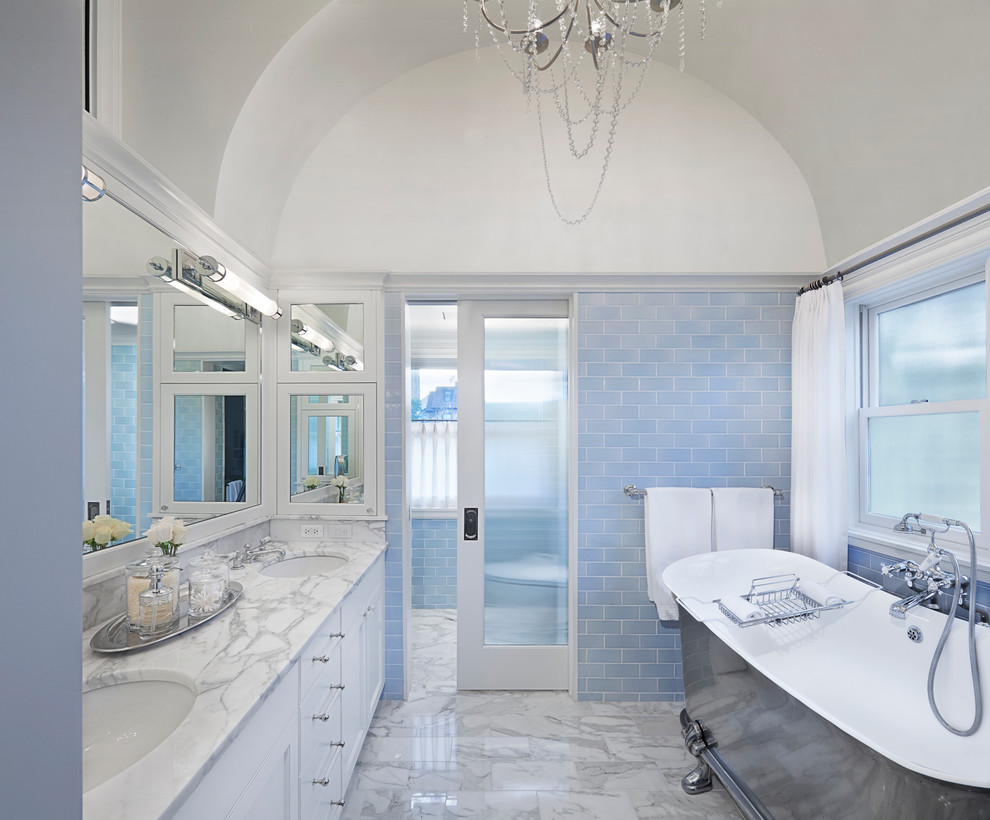Свежая идея для дизайна: ванная комната в стиле неоклассика (современная классика) с отдельно стоящей ванной - отличное фото интерьера