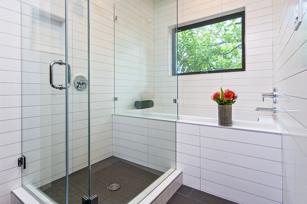 Cette image montre une salle de bain design avec une baignoire en alcôve.