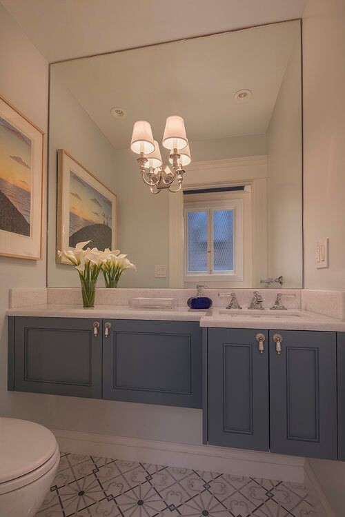 На фото: ванная комната среднего размера в стиле неоклассика (современная классика) с фасадами с утопленной филенкой, синими фасадами, инсталляцией, бежевыми стенами, полом из керамической плитки, врезной раковиной, мраморной столешницей и серым полом
