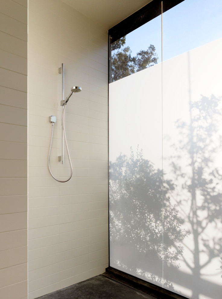 Imagen de cuarto de baño moderno con ducha empotrada, baldosas y/o azulejos beige, baldosas y/o azulejos de cerámica y suelo de cemento