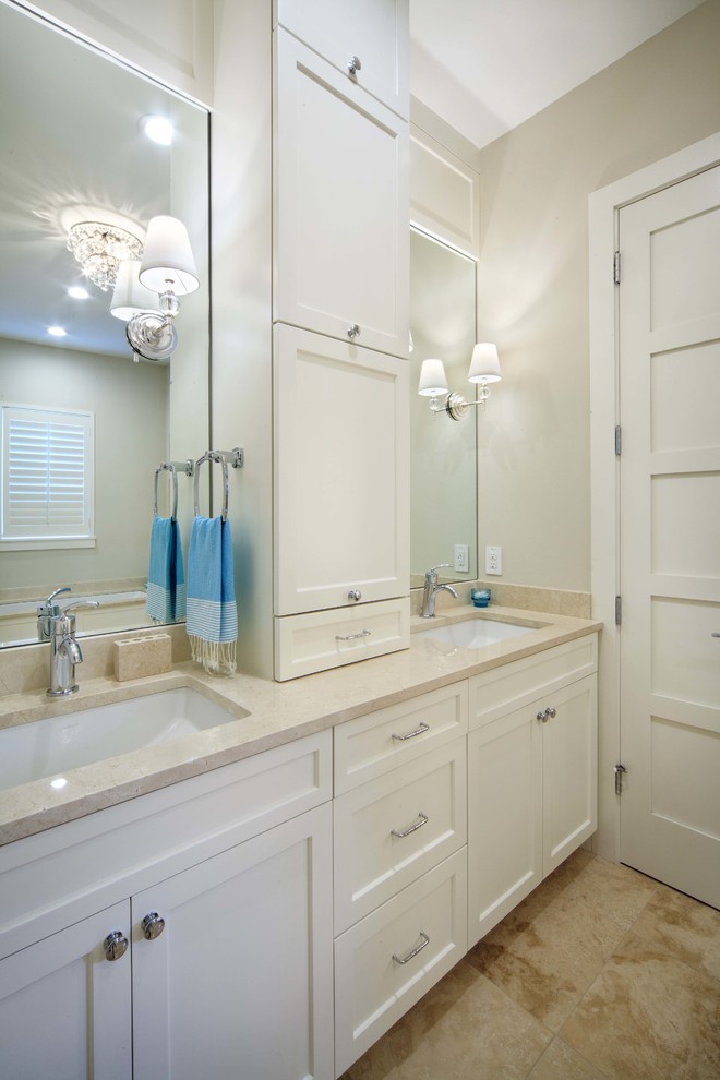 Imagen de cuarto de baño principal tradicional renovado con baldosas y/o azulejos beige y paredes beige