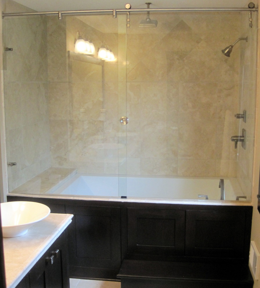 Пример оригинального дизайна: ванная комната в современном стиле с ванной в нише, белой плиткой и каменной плиткой