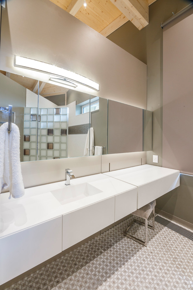 Idéer för ett modernt en-suite badrum, med vita skåp, en vägghängd toalettstol, grå väggar, ett integrerad handfat och med dusch som är öppen