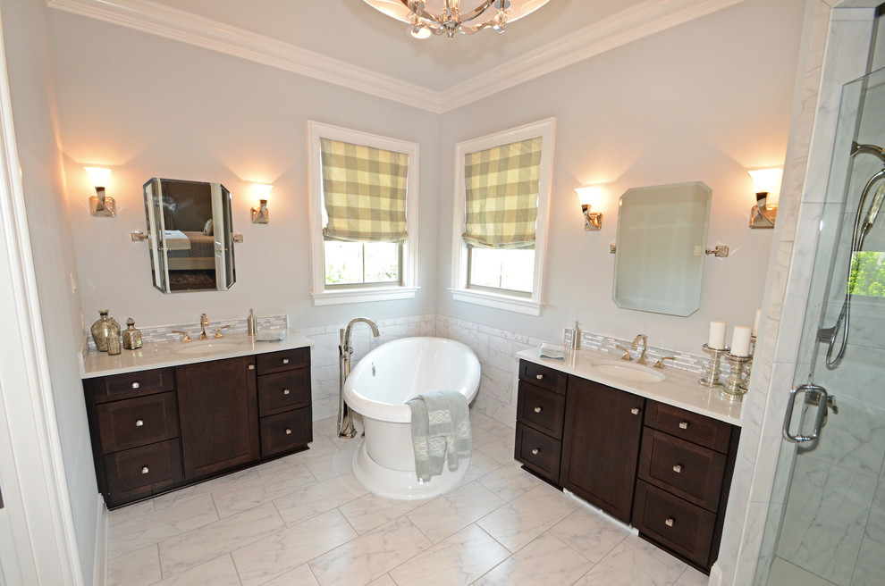 Esempio di una stanza da bagno padronale chic di medie dimensioni con lavabo sottopiano, ante in stile shaker, ante in legno bruno, vasca freestanding, piastrelle bianche, piastrelle in ceramica e pareti grigie